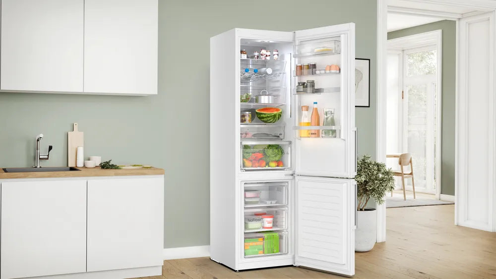 Bosch Series 6 Fridge Freezer White KGN39AWCTG