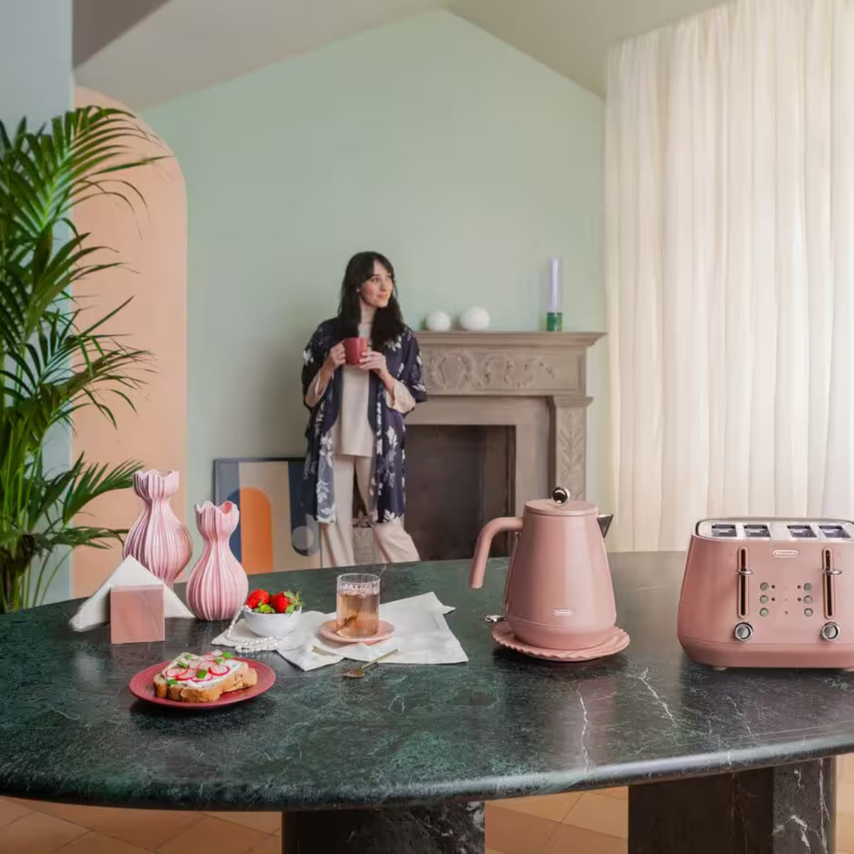 Delonghi Eclettica Kettle Pink KBY3001.PK